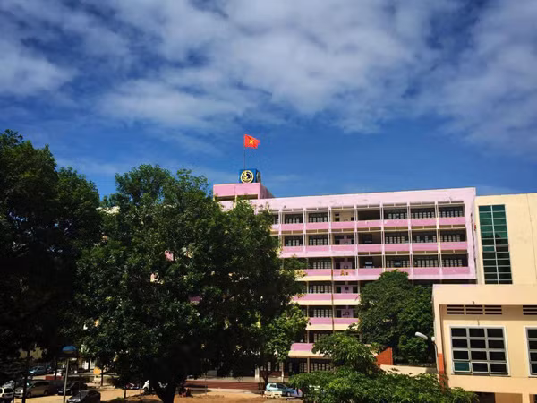 Dù rất khó tin nhưng vì những bức ảnh lan truyền trên mạng có màu sắc và độ sắc nét rất thật nên rất nhiều bạn sinh viên, dân mạng không sinh sống, học tập ở Hà Nội đã rất ngạc nhiên, choáng ngợp.