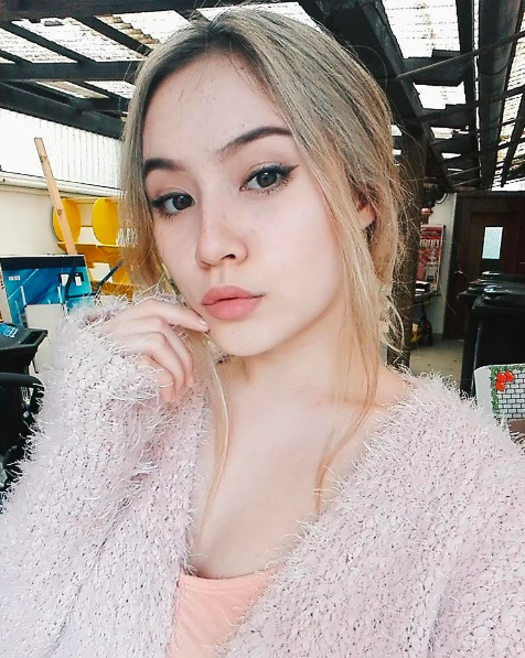 Theo thông tin tìm hiểu qua trang cá nhân của Jade, cô nàng tự nhận mình ở trong danh sách những cô nàng "một mẩu" với chiều cao 1m55. Có lẽ vì chiều cao khiêm tốn nên người đẹp con lai chỉ chụp ảnh cận mặt mà không dám khoe vóc dáng.