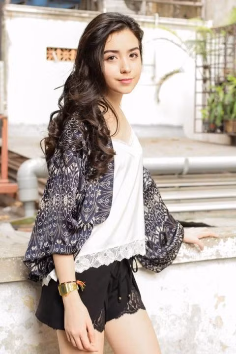 Tuy không tham gia tích cực trong showbiz nhưng Caitlin Minogue vẫn được mọi người nhắc đến là một bông hồng lai tuyệt phẩm với nhan sắc hoàn hảo, đẹp không tỳ vết.