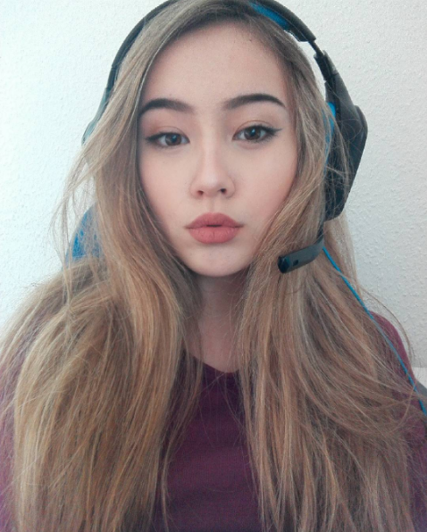 Gương mặt xinh đẹp và hài hòa của Jade khiến dân tình đứng ngồi không yên. Tuy có dòng máu Việt nhưng Jade lại có nhiều nét phương Tây thừa hưởng từ người cha, từ chiếc mũi cao và đôi mắt nâu cuốn hút.