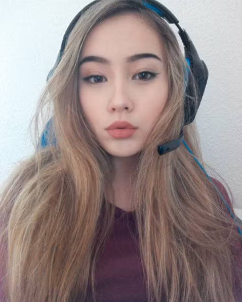 Gương mặt xinh đẹp và hài hòa của Jade khiến dân tình đứng ngồi không yên. Tuy có dòng máu Việt nhưng Jade lại có nhiều nét phương Tây thừa hưởng từ người cha, từ chiếc mũi cao và đôi mắt nâu cuốn hút.