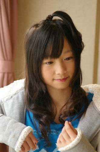 Trong một chương trình truyền hình thực tế của Nhật, rất nhiều người đã không thể tin vào tai mình khi nghe chính Katase tiết lộ tuổi thật, họ còn cho rằng cô chỉ trêu đùa. Tuy nhiên đó là sự thật, trong hàng loạt bức ảnh hiện tại của cô trông cô nàng chỉ khoảng 16 tuổi hoặc trẻ hơn.