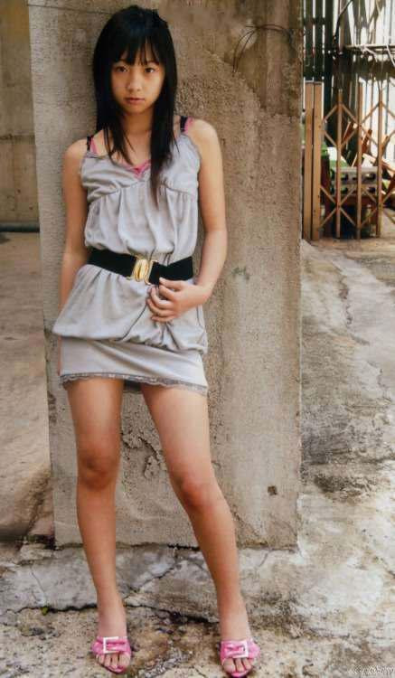 Ngay cả khi cô nàng đã cố gắng ăn mặc và trang điểm để đúng tuổi thì vẫn không thể lột xác trở thành một cô gái trưởng thành. Cơ thể nhỏ nhắn và vòng 1 khiêm tốn càng khiến Katase bị hiểu lầm là bé gái chưa dậy thì.