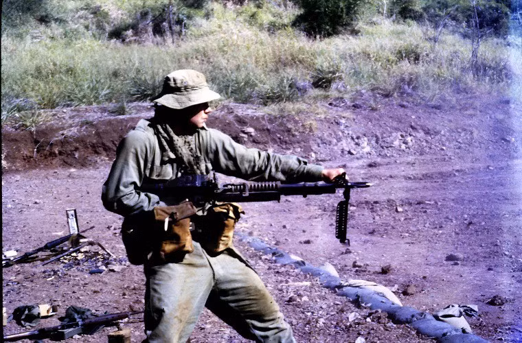 Về cơ bản, M60 có trọng lượng khá nặng khoảng 10.5kg chưa bao gồm dây đạn. Bên cạnh đó thiết kế thước ngắm của nó cũng gây một số hạn chế cho xạ thủ (với các biến thể ban đầu), tuy nhiên với trọng lượng lại giúp súng giảm bớt độ giật khi bắn. Ở một số biến thể M60 cũng được gắn thêm tay cầm để thuận tiện hơn cho các tư thế đứng hoặc ngồi bắn. Thậm chí một số trường hợp lính Mỹ còn sử dụng M60 như một khẩu súng trường tấn công di chuyển trong đội hình bộ binh thay vì đóng vai trò hỗ trợ hỏa lực.