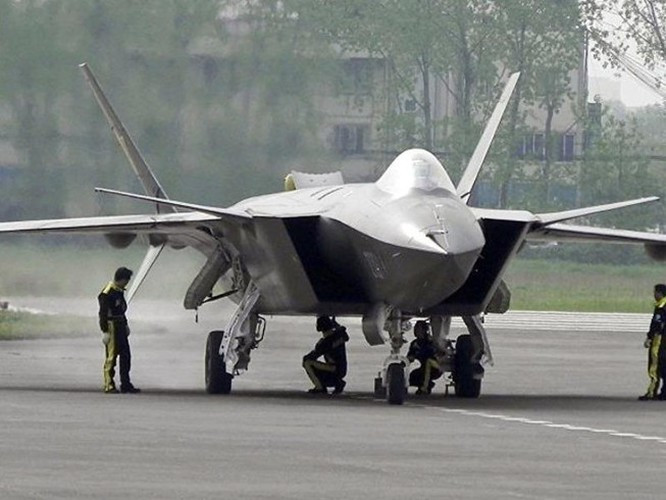 Nhìn phần mũi máy bay khá giống với chiến đấu cơ F-22 Mỹ. Truyền thông Trung Quốc cho rằng J-20 có sức mạnh vượt trội Su-57 Nga và đủ sức đương đầu với F-22 và F-35 Mỹ.