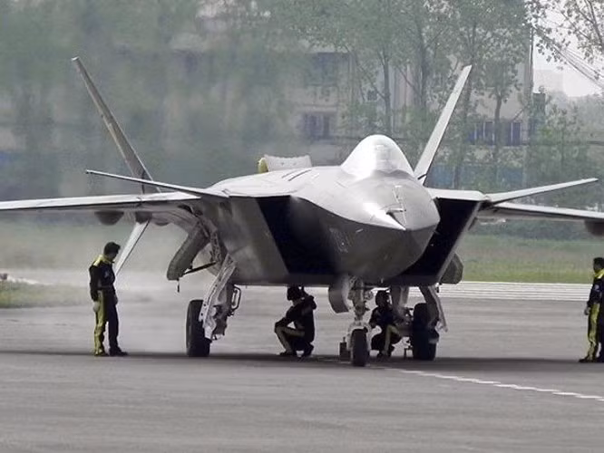 Nhìn phần mũi máy bay khá giống với chiến đấu cơ F-22 Mỹ. Truyền thông Trung Quốc cho rằng J-20 có sức mạnh vượt trội Su-57 Nga và đủ sức đương đầu với F-22 và F-35 Mỹ.