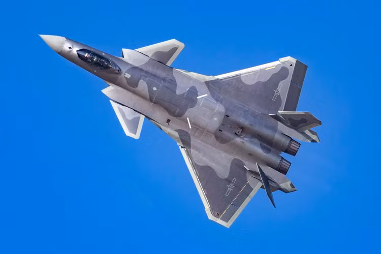 Tuy nhiên, J-20 có một số điểm yếu so với FC-31 trong vai trò tiêm kích hạm. Nó có khối lượng cất cánh tối đa tới 37 tấn, cao hơn nhiều so với mức 28 tấn của FC-31.