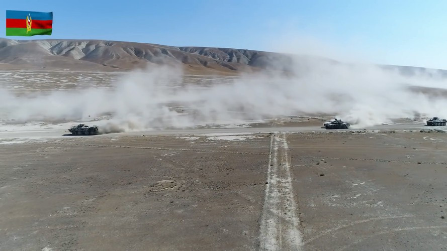 Tại thực địa, quân nhân của hai nước mà cụ thể là lực lượng bộ binh cơ giới đang được cùng triển khai trên chiến tuyến để thực hành tác chiến.