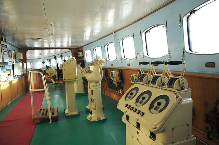 Tới năm 1989, tàu phá băng Lenin chính thức ngừng hoạt động. Con tàu này hiện được trưng bày làm bảo tàng như một cách tôn vinh thành tựu vĩ đại của Liên Xô trong cuộc đua lên Bắc Cực. Ảnh: Khoang điều khiển của tàu Lênin. Nguồn ảnh: Tass.