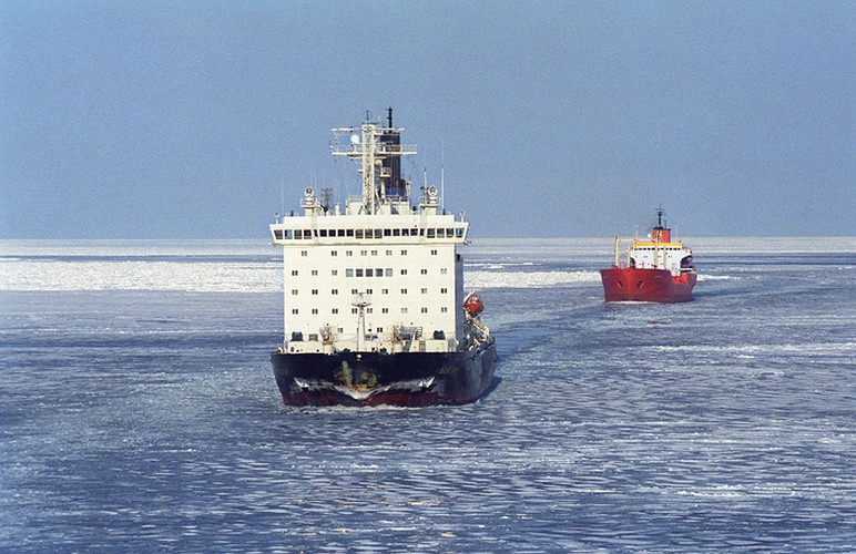 Đội tàu phá băng nguyên tử này được vận hành bởi Rosatomflot, một công ty con của Rosatom-tập đoàn năng lượng nguyên tử lớn nhất nước Nga hiện nay. Ảnh: Tàu phá băng nguyên tử Vaigach (phía gần) và tàu hậu cần Vilyuysk (phía xa). Nguồn ảnh: Tass.