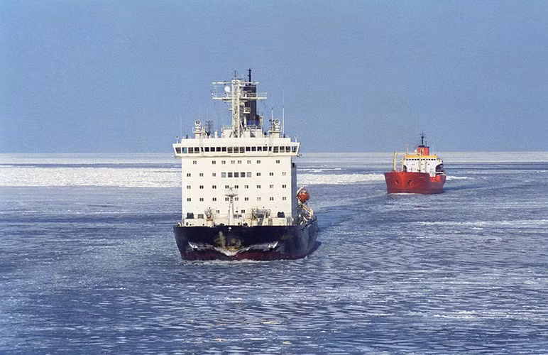 Đội tàu phá băng nguyên tử này được vận hành bởi Rosatomflot, một công ty con của Rosatom-tập đoàn năng lượng nguyên tử lớn nhất nước Nga hiện nay. Ảnh: Tàu phá băng nguyên tử Vaigach (phía gần) và tàu hậu cần Vilyuysk (phía xa). Nguồn ảnh: Tass.