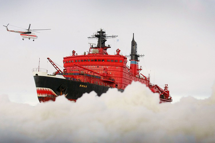 Tàu phá băng nguyên tử Yamal của Nga là loại tàu rất đặc biệt, nó không thể chạy tới các vùng biển có nhiệt độ thông thường mà chỉ hoạt động được ở những vùng biển có nhiệt độ thấp vì con tàu này dùng nước lạnh ngoài biển để làm mát lò phản ứng hạt nhân của mình. Nguồn ảnh: Tass.