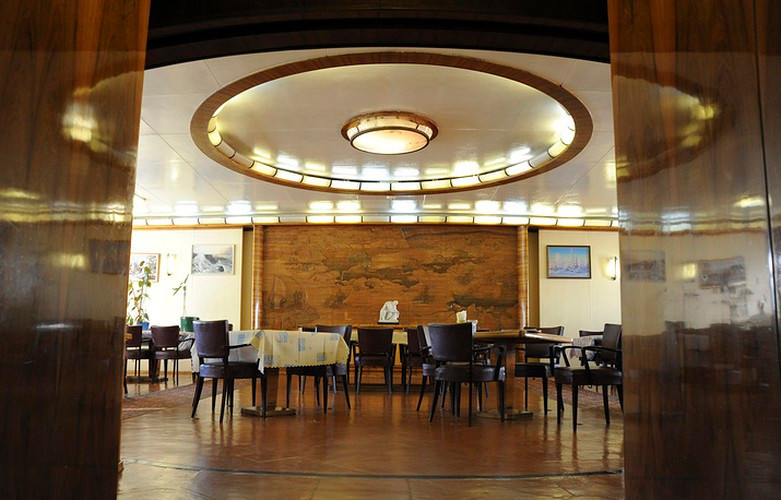 Sau khi tàu Lenin được hạ thủy và đưa vào sử dụng, phía Liên Xô đã đóng một loạt các tàu phá băng nguyên tử khác. Liên Xô trước đây và Nga ngày nay là quốc gia duy nhất trên thế giới nắm trong tay một hạm đội tàu phá băng nguyên tử. Ảnh: Phòng tiệc bên trong tàu phá băng Lenin. Nguồn ảnh: Tass.