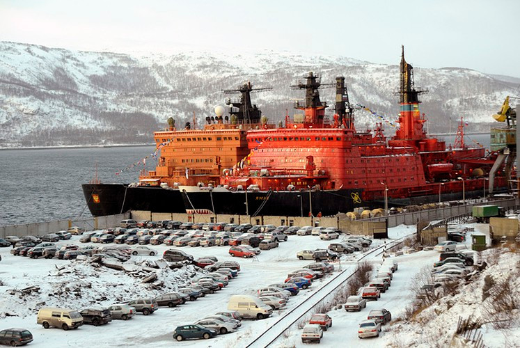 Năm 2016, danh hiệu tàu phá băng lớn nhất thế giới của 50 Let Pobedy đã bị tàu LK-60Ya "soán ngôi". Tuy nhiên tàu LK-60Ya mới chỉ được hạ thủy chứ chưa chính thức nhập biên chế nên về mặt lý thuyết. Nguồn ảnh: Tass.