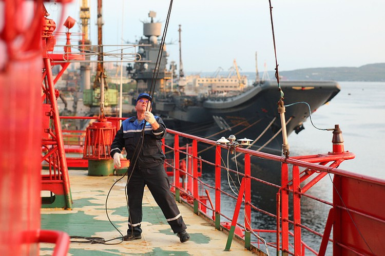 Yamal có thể mang theo tối đa một trực thăng và khoảng 50 hành khách cùng một vài xuồng cỡ nhỏ. Trên tàu có đầy đủ phòng ăn, thư viện, phòng khách, phòng hòa nhạc, thậm chí còn có cả bể bơi trong nhà và phòng Gym. Tàu phá băng nguyên tử Yamal dường như đã được cải biên thành tàu du lịch chuyên phục vụ khách hàng "đại gia". Nguồn ảnh: Tass.