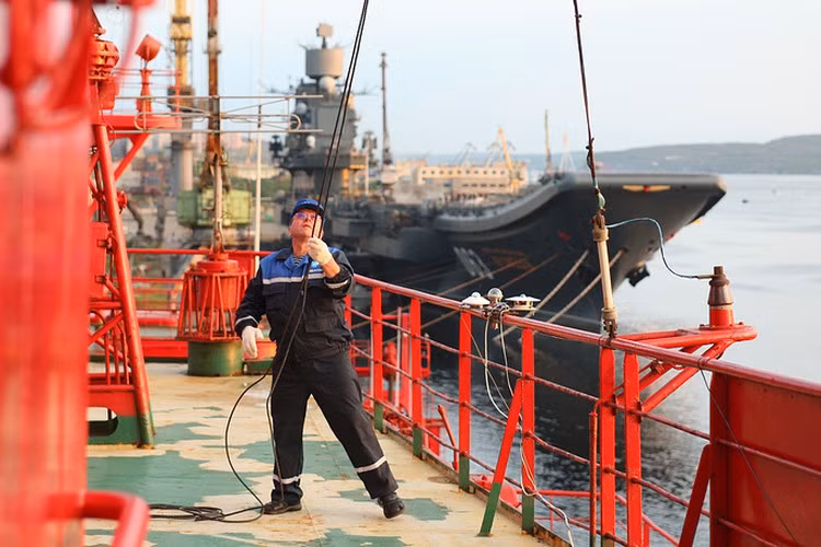 Yamal có thể mang theo tối đa một trực thăng và khoảng 50 hành khách cùng một vài xuồng cỡ nhỏ. Trên tàu có đầy đủ phòng ăn, thư viện, phòng khách, phòng hòa nhạc, thậm chí còn có cả bể bơi trong nhà và phòng Gym. Tàu phá băng nguyên tử Yamal dường như đã được cải biên thành tàu du lịch chuyên phục vụ khách hàng "đại gia". Nguồn ảnh: Tass.