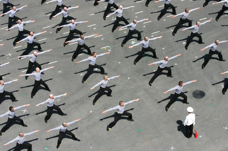 Chiếc áo này bắt đầu được Công ty Saint James đưa vào sản xuất hàng loạt năm 1850. Ảnh: Cảnh tưng bừng trong lễ kỉ niệm ngày thành lập Lực lượng Hải quân Nga ở cảng Vladivostok.