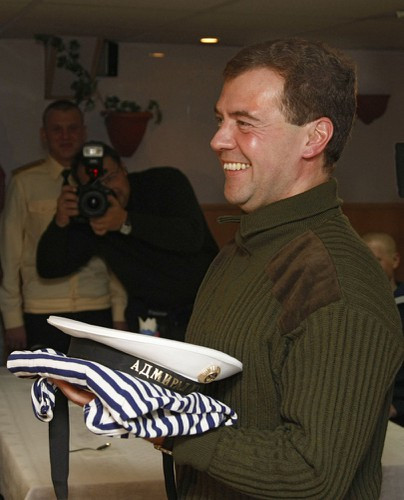 Ông Dmitry Medvedev mang áo thủy thủ lúc trên tàu sân bay Chuẩn Đô Đốc Kuznetsov, ngày 11/10/2008.