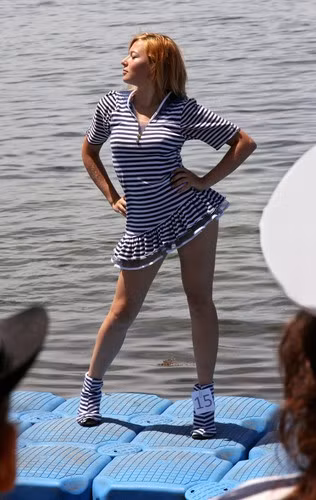 Các ngư dân thường hay mặc áo này vì chúng nhẹ, thoải mái và giúp họ giữ ấm cơ thể. Ảnh: Một nữ người mẫu mặc áo thủy thủ sọc trắng ở cảng Sportivnaya nhân kỉ niệm Ngày Thanh niên Nga.