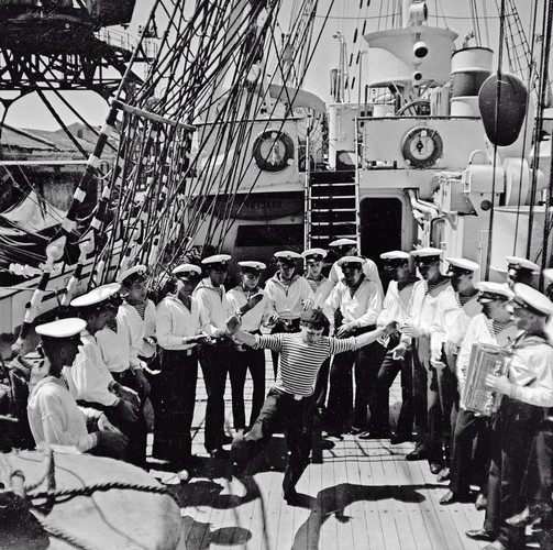 Các thủy thủ Nga vui chơi trên boong tàu.