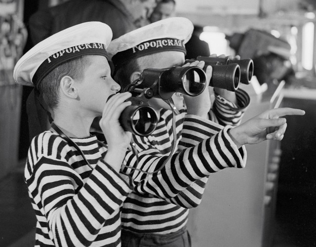 19/8 hàng năm là kỉ niệm Ngày Áo thủy thủ Telnyashka ở Nga. Đây là một ngày nghỉ không chính thức nhưng khá phổ biến ở khắp nước Nga, đặc biệt là ở St. Petersburg. Ảnh: Các em nhỏ trường bán trú đang ngắm cảnh trên tàu phá băng Moscow.