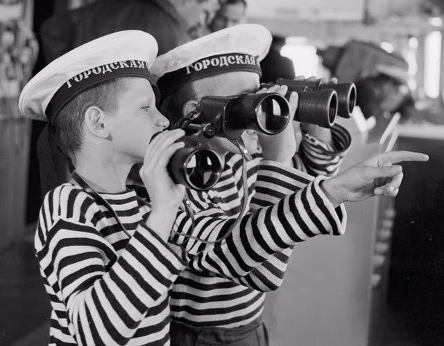 19/8 hàng năm là kỉ niệm Ngày Áo thủy thủ Telnyashka ở Nga. Đây là một ngày nghỉ không chính thức nhưng khá phổ biến ở khắp nước Nga, đặc biệt là ở St. Petersburg. Ảnh: Các em nhỏ trường bán trú đang ngắm cảnh trên tàu phá băng Moscow.