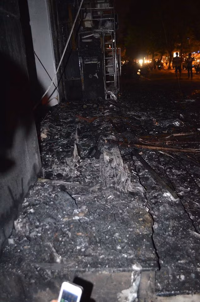 Tòa ngân hàng khang trang sau vụ cháy trở lên hoang tàn, đầy tro bụi.