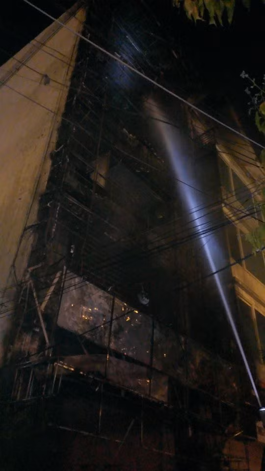 Theo ghi nhận của PV tại hiện trường, đám cháy thiêu rụi hoàn toàn mặt tiền ngôi nhà 5 tầng.