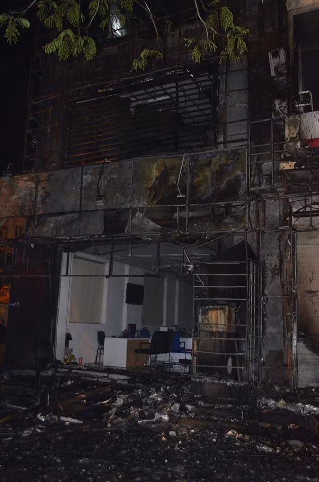 Cửa cuốn của tòa nhà cũng bị biến dạng. 