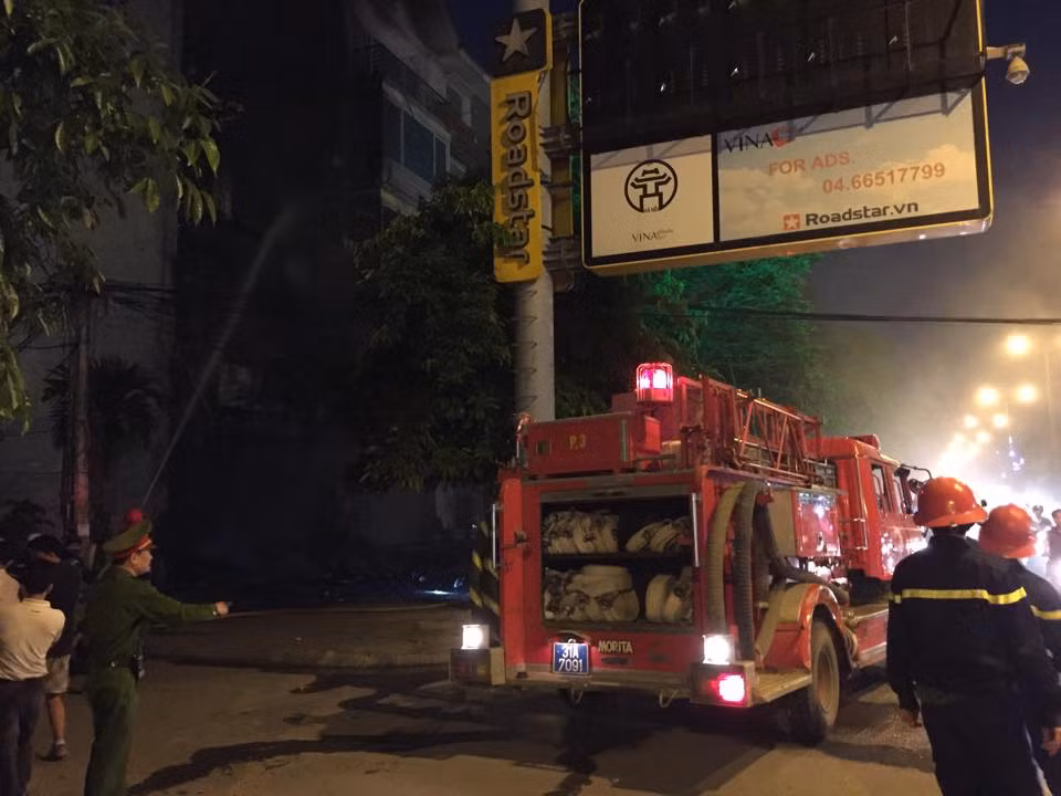 Một lãnh đạo cảnh sát phòng cháy chữa cháy quận Cầu Giấy cho biết, ngay khi nhận được tin về vụ cháy, phòng đã điều 4 xe, cùng 50 chiến sỹ thuộc các lực lượng để tham gia, hỗ trợ công tác dập lửa, khoanh vùng hiện trường.