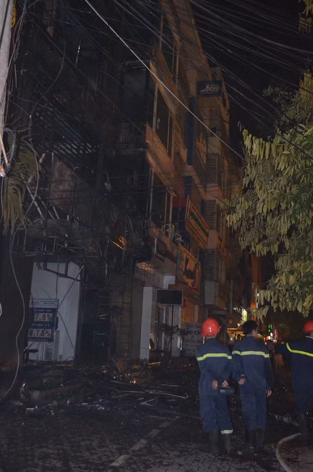 Nhiều vật dụng ở trong tầng 1 bị cháy sạch. Một máy ATM đặt ở phía trước cửa tầng 1 cũng bị thiêu rụi.