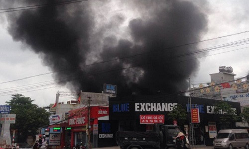 Nha may che bien nhua thong Quang Ninh boc chay ngun ngut