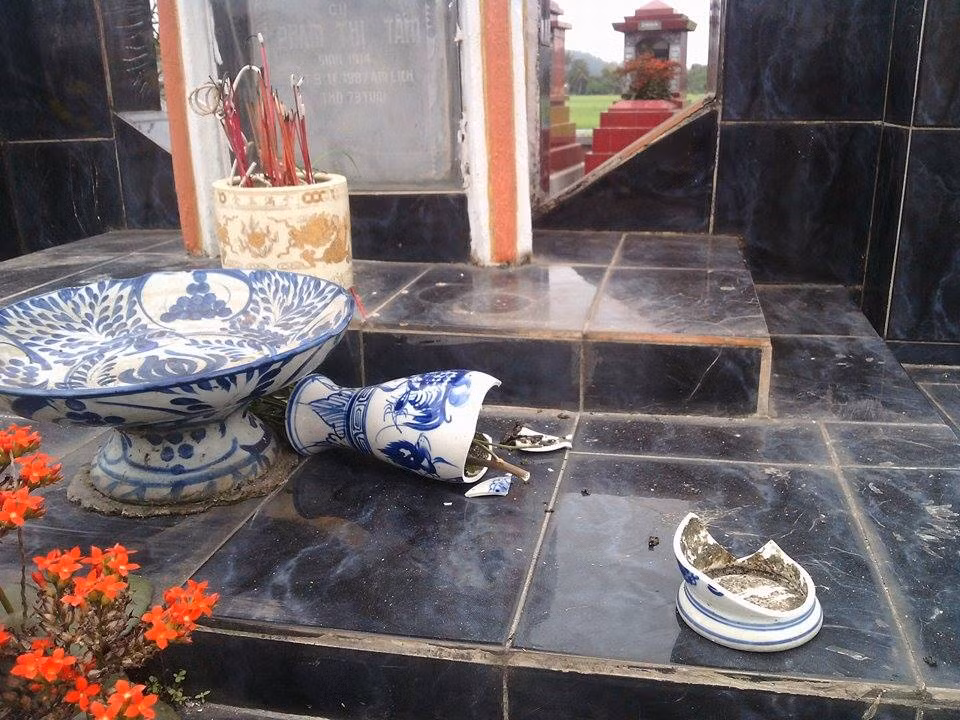 Việc làm lạ lùng của kẻ lạ mặt khiến nhiều người có mộ phần người thân bị đập phá bát hương rất bức xúc. Theo quản trang ở đây cho biết, họ chỉ kiểm tra vào ban ngày, còn đêm thì không ai vào, trừ người nghiện. Cổng nghĩa trang không có hàng rào che chắn, mọi người đều có thể tự do ra vào.
