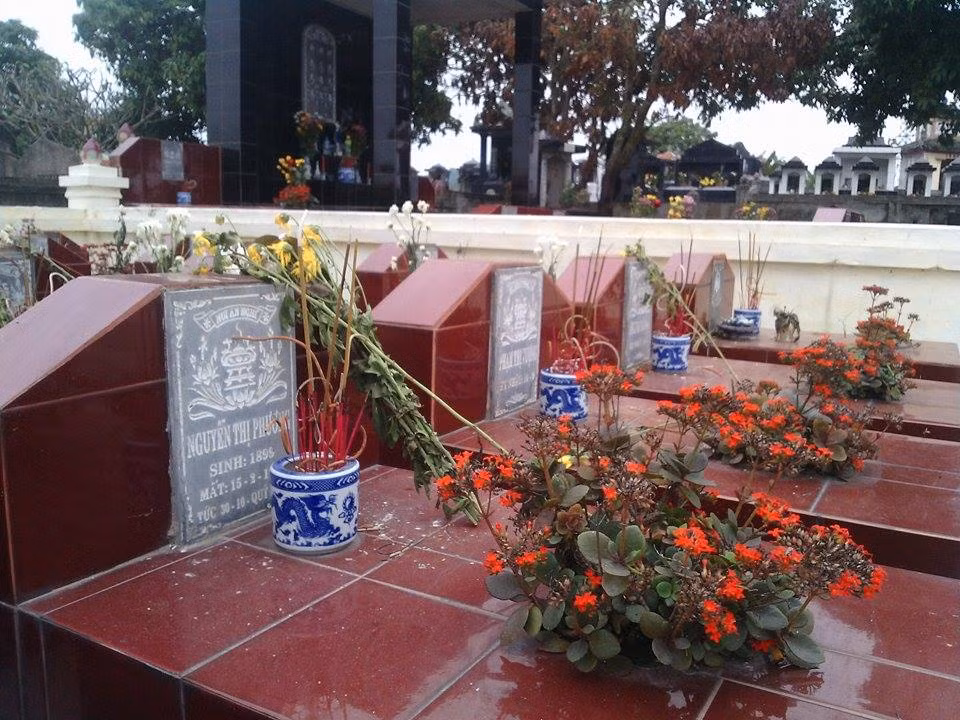 Một số gia đình đã mua lại bát hương mới để thờ tự nhưng vẫn lo lắng khi kẻ có hành động khác thường vẫn chưa bị lôi ra ánh sáng. Công an quận Kiến An đang điều tra làm rõ...