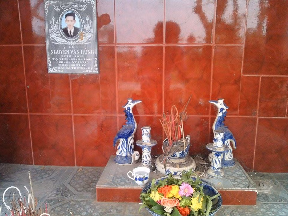 Không chỉ những ngôi mộ khang trang bị đập phá, ngay cả những ngôi mộ cỏ bao phủ, bát hương che khuất cũng bị kẻ gian phá hoại.