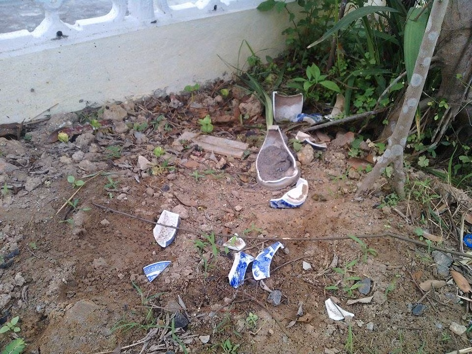 Những mảnh vỡ bát hương bị kẻ gian vứt lung tung.