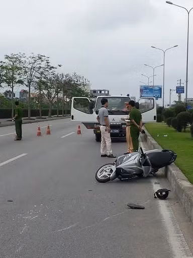 Tu vong sau khi dam thang vao xe CSGT