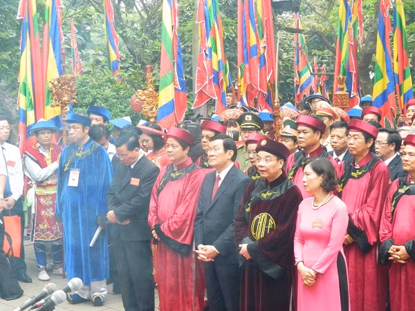 Chu tich nuoc va hang trieu nguoi Viet dang huong truoc Vua Hung-Hinh-2