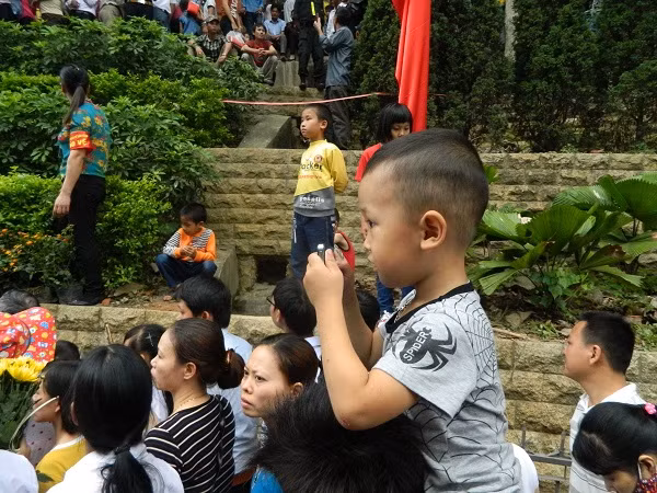 Chu tich nuoc va hang trieu nguoi Viet dang huong truoc Vua Hung-Hinh-7