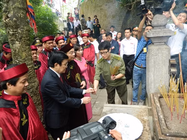 Chu tich nuoc va hang trieu nguoi Viet dang huong truoc Vua Hung-Hinh-4