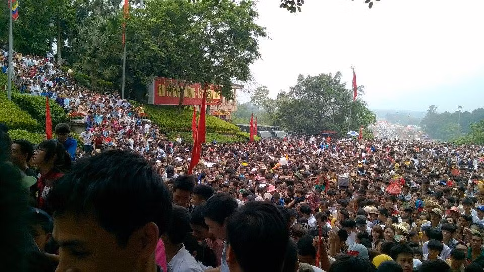 Chu tich nuoc va hang trieu nguoi Viet dang huong truoc Vua Hung