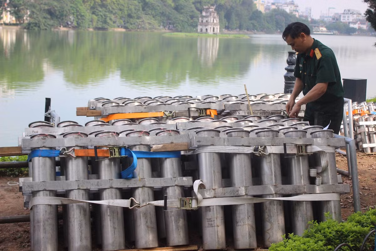 Đến 14h ngày 30/4, mọi công tác chuẩn bị bệ pháo, nạp đạn… được cán bộ, chiến sĩ thuộc Bộ Tư Lệnh Thủ Đô lắp ráp xong. Pháo hoa sẽ được bắn trong vòng 15 phút, thời gian bắt đầu từ 21h và kết thúc vào 21h15.