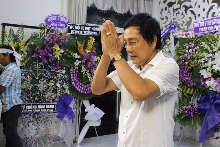 NSƯT Tuấn Thanh trước linh cữu NSƯT Thanh Sang.