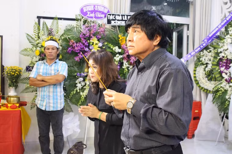 Nhiều đồng nghiệp trong đêm tối đến thắp hương tiễn biệt cố NSƯT Thanh Sang.