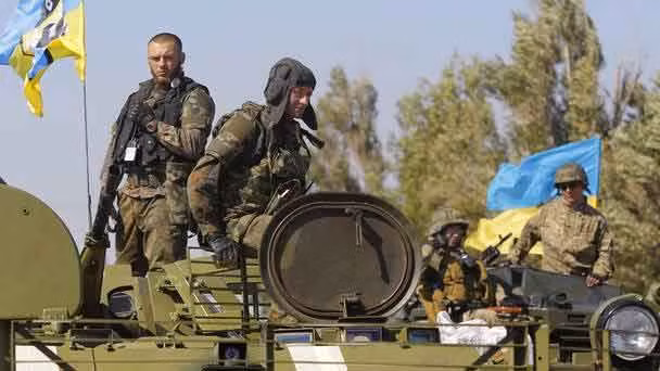 Các thành viên tiểu đoàn Azov ngồi trên xe bọc thép tại một trạm kiểm soát ở Mariupol. Ảnh minh họa.