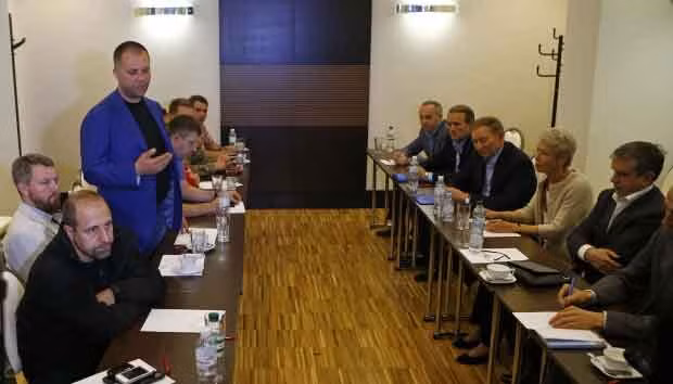 Nhom Tiep xuc quyet dinh ngung ban o Donbass