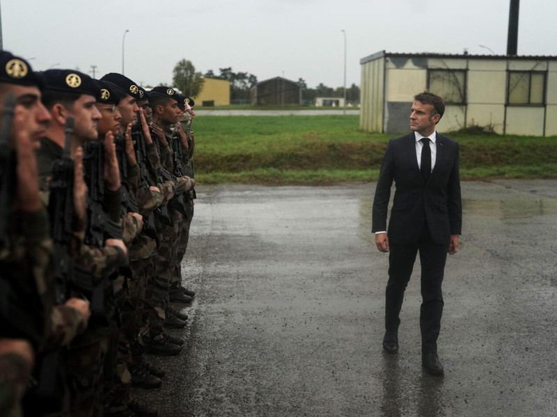 “Tôi đã đưa ra cam kết với Kyiv, hiện nay Paris đang huấn luyện 2.300 binh sĩ Ukraine ở Grand Est, với các trang thiết bị mà họ sẽ sử dụng khi thực hiện nhiệm vụ”, ông Macron thông báo đi kèm đoạn video về hoạt động huấn luyện.