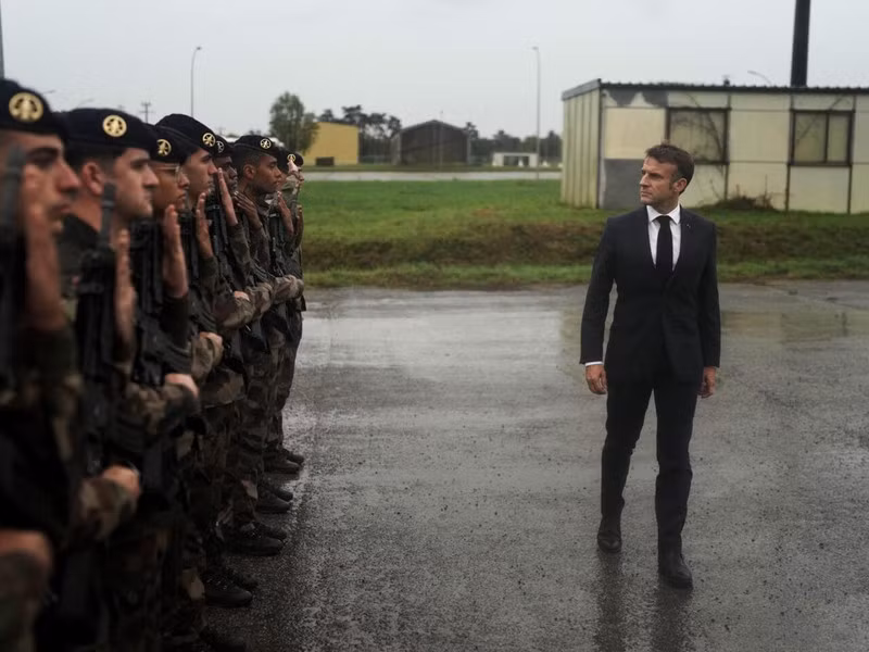 “Tôi đã đưa ra cam kết với Kyiv, hiện nay Paris đang huấn luyện 2.300 binh sĩ Ukraine ở Grand Est, với các trang thiết bị mà họ sẽ sử dụng khi thực hiện nhiệm vụ”, ông Macron thông báo đi kèm đoạn video về hoạt động huấn luyện.