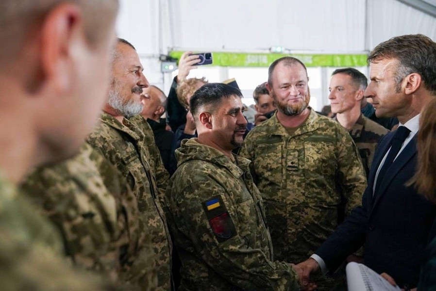 Truyền thông quốc tế đã biết về việc tuyển chọn, huấn luyện và trang bị cho cả một lữ đoàn Quân đội Ukraine tại Pháp là vào đầu tháng 10/2024, khi Tổng thống Emmanuel Macron đưa ra một thông điệp gây chấn động.