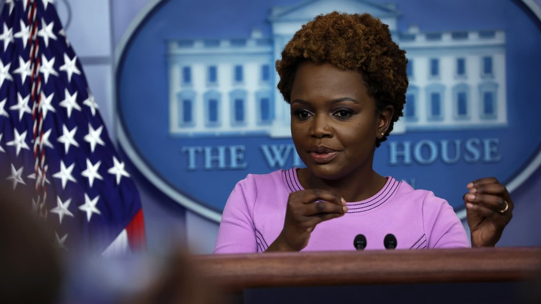 Trong cuộc họp báo cùng ngày, Thư ký báo chí Nhà Trắng Karine Jean-Pierre nói rằng Mỹ đã duy trì liên lạc với Ukraine và các đồng minh trong những ngày gần đây, nhằm giúp họ chuẩn bị cho khả năng Nga tập kích tên lửa đạn đạo nhằm vào quốc gia láng giềng.